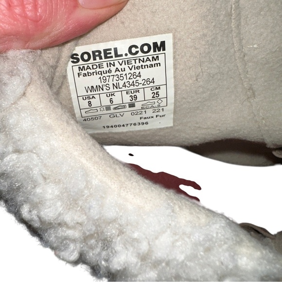 Sorel Women's Beige Winter Boots with Burgundy Laces - Picture 9 of 9